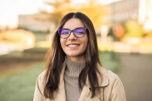 Primer Plano Retrato Sonriendo Recién Admitido Estudiante Multiétnico Femenino Usando — Foto de Stock