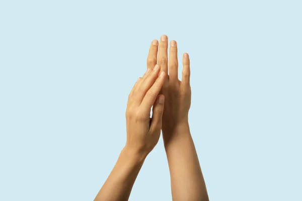 Güzel Kadın Ellerinin Yumuşak Dokunuşu Doğal Sağlıklı Tırnakları — Stok fotoğraf