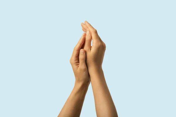 Cilt Koruma Bakım Güzel Yumuşak Nemlendirilmiş Kadın Elleri Yakın Çekim — Stok fotoğraf