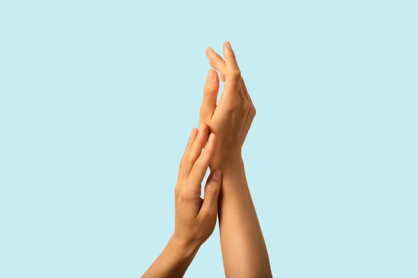 Yumuşak Ellerin Birbirine Dokunuşunu Yakından Izle Sağlıklı Nemlendirilmiş Cilt — Stok fotoğraf