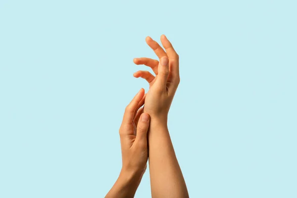 Mãos Doces Modelo Feminino Suavemente Tocando Pele Beleza Limpa — Fotografia de Stock