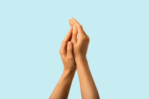 Proteção Cuidados Com Pele Bonito Macio Hidratado Mãos Femininas Closeup — Fotografia de Stock