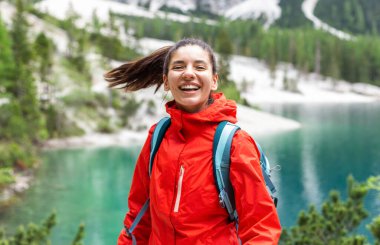 Dağların taze havasının tadını çıkaran enerjik gezgin kadınlar. Vücut enerjisi doldur.