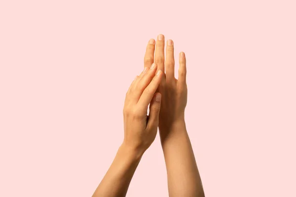 Ellerinizi Kapatın Krem Sürün Mükemmel Cilt Düzgün Tarafsız Tırnaklar — Stok fotoğraf