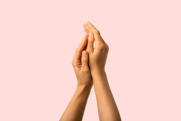 Руки Убери Закрыть Увлажненные Руки Красоты Изолированные Розовом Фоне — стоковое фото