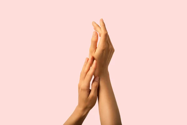Pele Mãos Fresca Limpa Com Manicura Neutra Exata Fundo Rosa — Fotografia de Stock