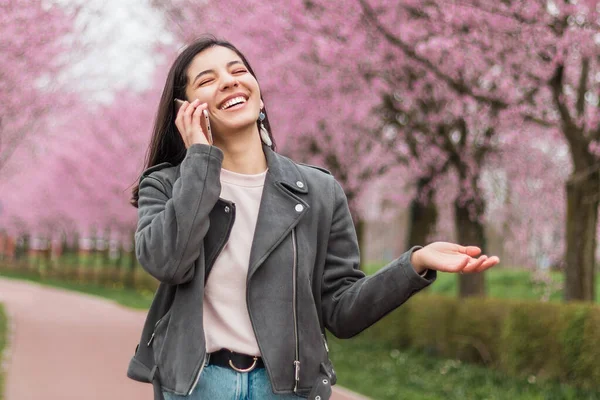 Веселая Красивая Женщина Широкой Красивой Улыбкой Телефону Любимой Прогулкой Парке — стоковое фото
