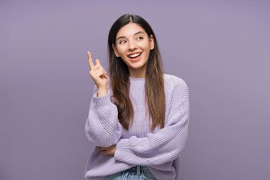 Yeni fikirler. Çok ırklı bir kadının canlı portresi. Parmağını kaldırıp başka tarafa bakıyor. Çözüm bulundu.