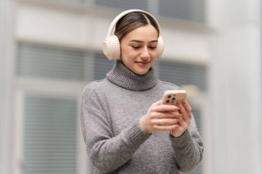 Radyoyu aç, alanı kapat, şarj et. Rahat bir kadın, müzik dinlemekten ya da kulaklıkla telefonundan podcast yapmaktan hoşlanır. Teknolojiyle refahı harmanlarken sese huzurlu bir kaçış yolu bulur..