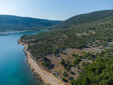 Ada Cres 'in dağlık kıyı şeridi orman ve el değmemiş deniz ile kaplı.