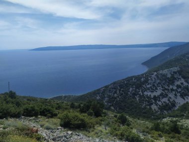 Ada Cres 'in dağlık kıyı şeridi orman ve el değmemiş deniz ile kaplı.