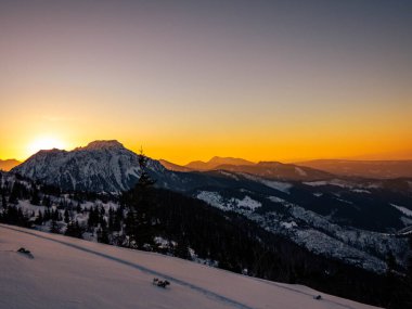 Polonya ile Slovakya arasındaki Tatra dağları üzerinde gün batımı