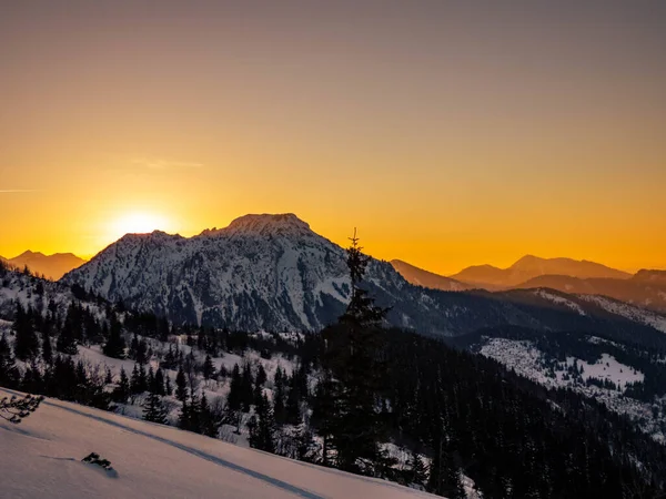 Polonya ile Slovakya arasındaki Tatra dağları üzerinde gün batımı