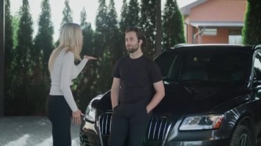 Adam ve kadın arabanın yanında durup küfrediyor. Kız kocasına bağırıyor. Adam hayal kırıklığına uğramış. Kız ellerini salladı. Adam arabaya yaslanıyor ve ellerini cebinde tutuyor..