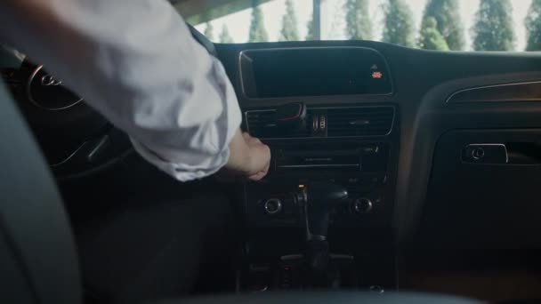 Een Man Met Een Shirt Draait Contactsleutel Van Zijn Auto — Stockvideo