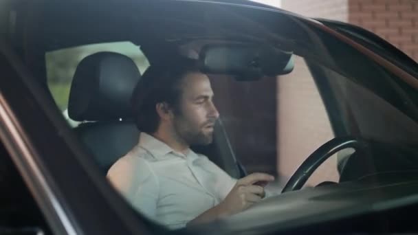 Jovem Camisa Branca Entra Carro Ele Rapidamente Fechou Porta Apertou — Vídeo de Stock