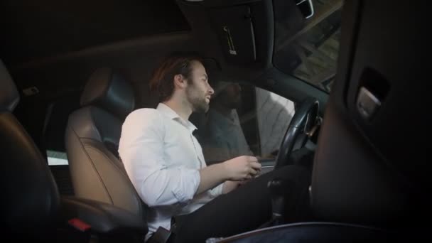 Geschäftsmann Weißen Hemd Schiebt Sich Den Wagen Des Fahrers Schließt — Stockvideo