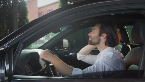 Szczęśliwy Człowiek Białej Koszuli Siedzi Fotelu Kierowcy Swojego Samochodu Uśmiecha — Wideo stockowe