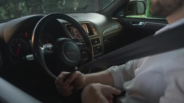 Facet Siedzi Swoim Samochodzie Włącza Zapłon Zapina Pasy Bezpieczeństwa Obraca — Wideo stockowe
