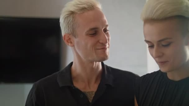 Veselý Pár Povídá Muž Žena Mají Vlasy Obarvené Blond Oba — Stock video