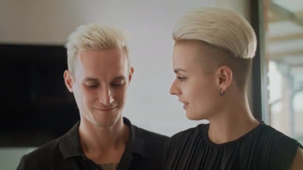 Flicka Med Kort Blont Hår Säger Något Till Sin Pojkvän — Stockvideo