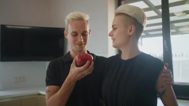 Muž Drží Jablko Zatímco Jeho Žena Cítí Mají Podobný Styl — Stock video