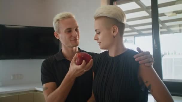 Mężczyzna Kobieta Podobnymi Krótkimi Blond Włosami Stoją Razem Podczas Przytulania — Wideo stockowe