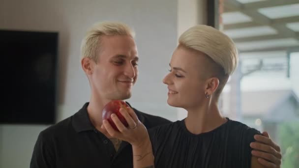 Una Mujer Con Pelo Corto Está Jugando Con Una Manzana — Vídeos de Stock