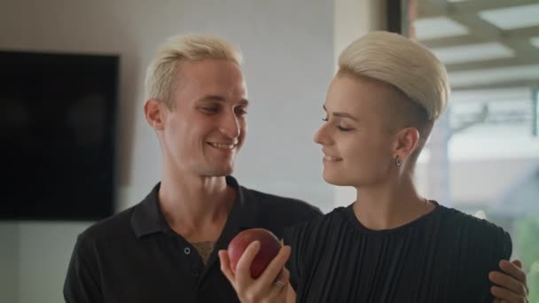 Dívka Manžela Koketně Podívá Hraje Jablkem Ruce Přináší Jablko Úst — Stock video