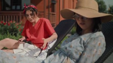 Kırmızı bluzlu bir kız, çiçekli elbiseli bir kızla tartışıyor. Tartışma duygusal. Kızlar birbirlerine gıcık olurlar. İki kız da kokteyllerini içiyor. Kızlardan biri gidiyor..