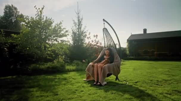 Seorang Gadis Duduk Kursi Ayunan Taman Luar Rumahnya Rumahnya Terawat — Stok Video