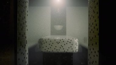 Boş bir hamam var, Türk saunası. İçi modern, fayanslı ve beyaz. Hamamın duvarında bir lamba var..