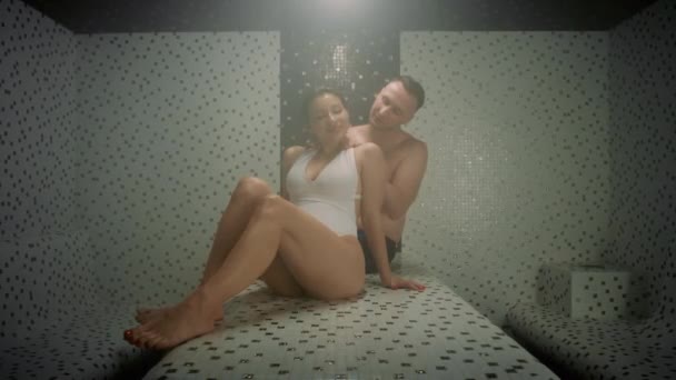 Una Coppia Romantica Rilassa Una Sauna Hammam Donna Siede Una — Video Stock