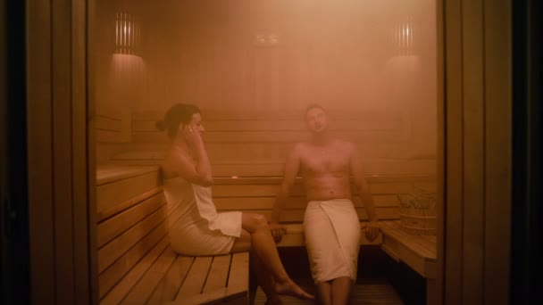 Homme Âge Moyen Une Femme Détendent Dans Sauna Finlandais Ils — Video