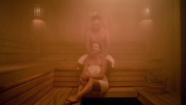 Małżeństwo Spędza Czas Fińskiej Saunie Sauna Jest Wypełniona Parą Mężczyźni — Wideo stockowe