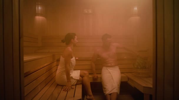 Žena Muž Sedí Finské Sauně Obě Jsou Pokryty Ručníky Muž — Stock video