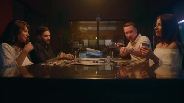Masada Iki Çift Oturuyor Masa Oyunu Oynuyorlar Bir Adam Kız — Stok video