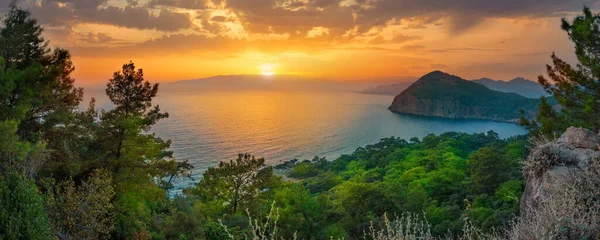 Baía Mar Com Árvores Verdes Costa Pôr Sol Panorama — Fotografia de Stock