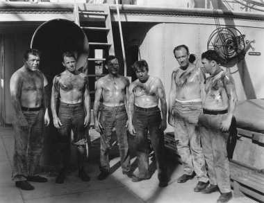 Gömleksiz erkek işçilerin tam boy portresi. Vücutları yağlı ve gemide birlikte duruyorlar. 