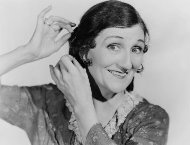 Mutlu, olgun bir kadının portresi, şık bir saç stili, 1930 'ların tarzında siyah beyaz bir fotoğraf..