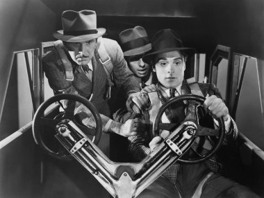 Uçak kokpitinin içinde korkmuş adamlar. 