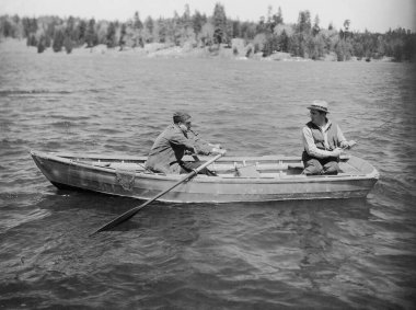 Balıkçı teknesindeki adamlar, 1930 'ların tarzında siyah beyaz bir fotoğraf..
