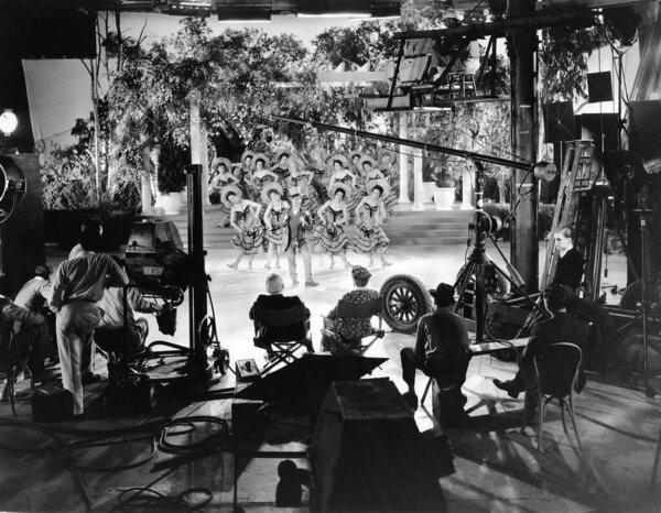 Актёры и танцоры, исполняющие танец во время съемок на киностудии 