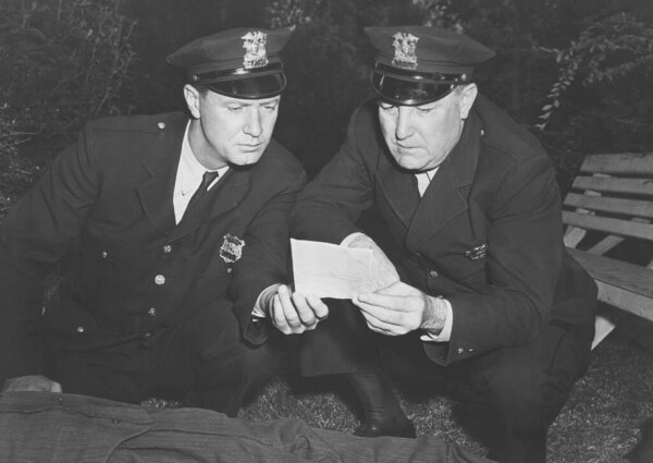 Офицеры полиции ночью читают записки мертвеца