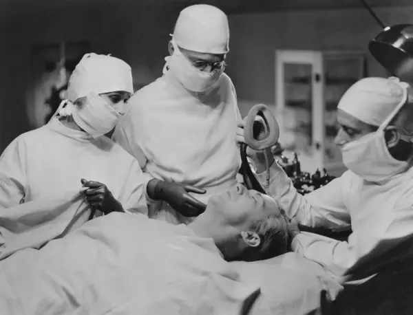 Skupina Chirurgů Vyšetřujících Mužského Pacienta Ležícího Lůžku Operačním Sále — Stock fotografie