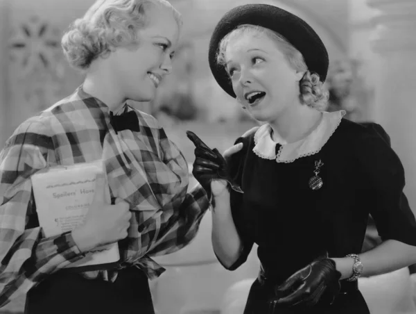 两个穿着复古风格的年轻女子 20世纪30年代风格的黑白照片 — 图库照片