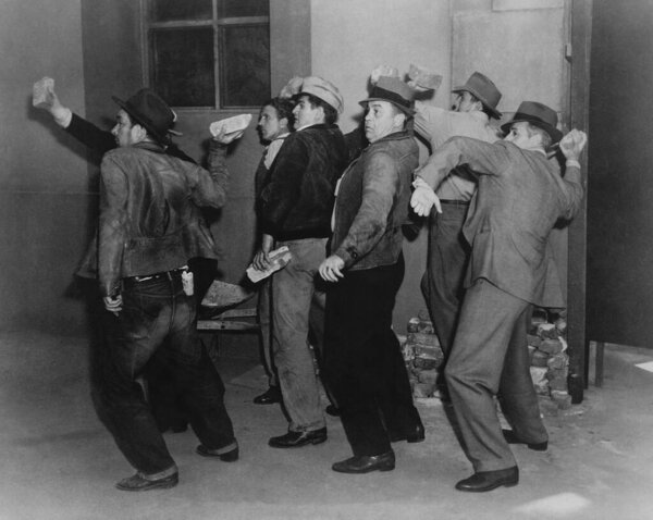 Группа каменных окатышей, стоящих снаружи здания 