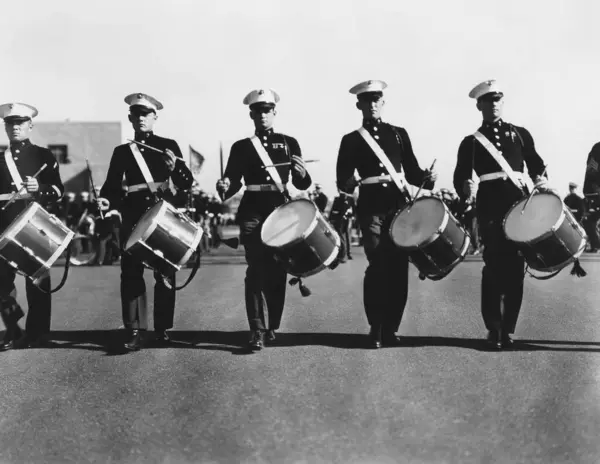 Männliche Soldaten Trommeln Bei Parade Stockbild