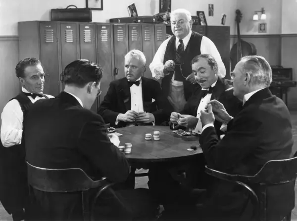 Друзі Грають Покер Разом Клубі Ліцензійні Стокові Зображення