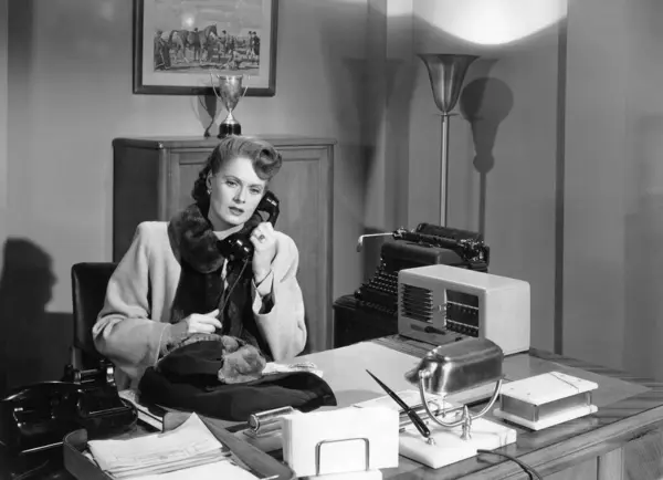 Жінка Особистий Помічник Розмовляє Телефону Сидячи Столом Офісі Ліцензійні Стокові Фото